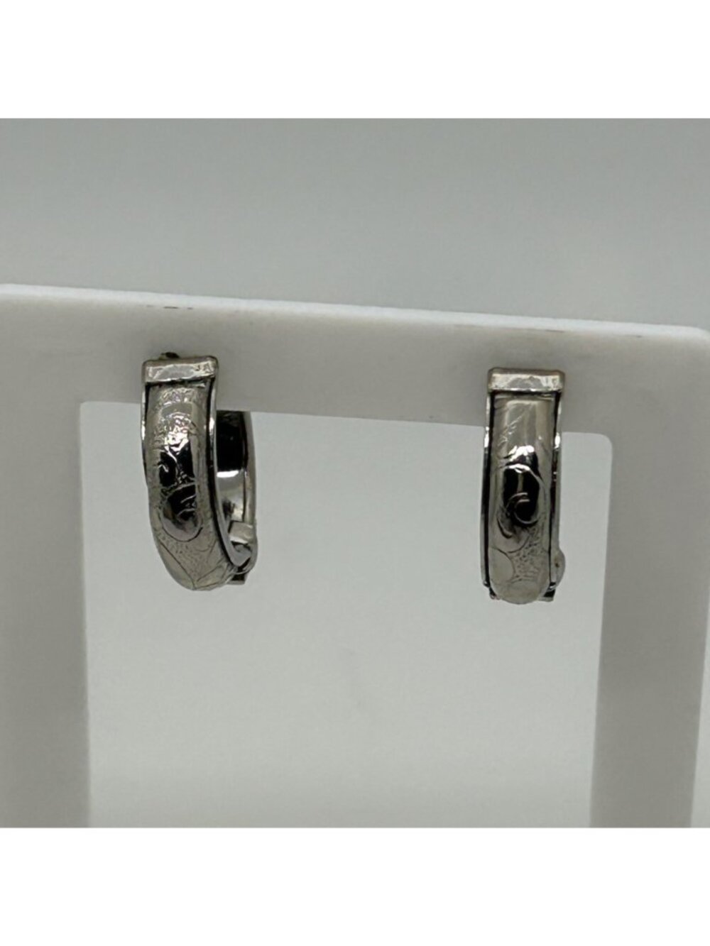 Silver Tone Snap Hoop Earrings 1990s Etched Floral Pattern Hinged Huggie Vintage - Picture 3 of 10